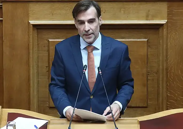 Πλεύση Ελευθερίας: Ο Μιχάλης Χουρδάκης δεν παραδίδει την έδρα του στην Ζωή Κωνσταντοπούλου