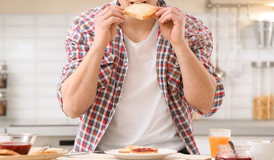Έρευνα: Οι άνθρωποι που τρώνε κορεσμένους υδατάνθρακες το πρωί, είναι λιγότερο ελκυστικοί