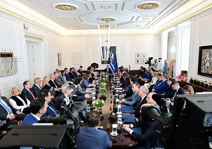 Το υπουργικό, οι μπλε φάκελοι, τα στικάκια και το tik tok