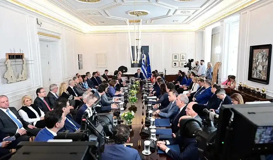 Το υπουργικό, οι μπλε φάκελοι, τα στικάκια και το tik tok