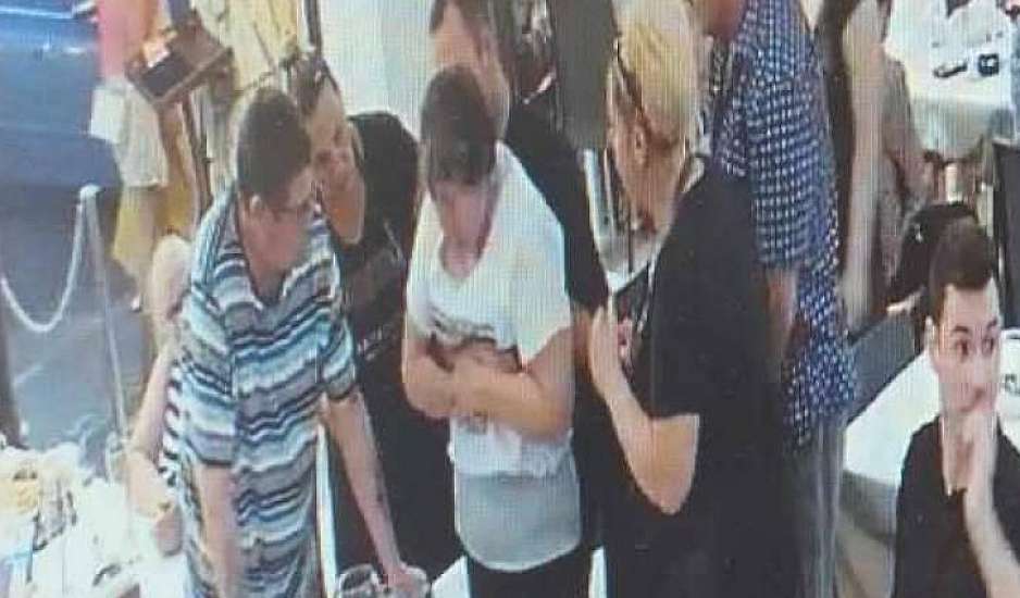 Ζάκυνθος: Σερβιτόρος έσωσε γυναίκα από πνιγμό με την λαβή Heimlich