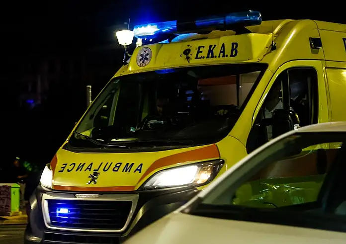 Εύβοια: Αυτοκίνητο καρφώθηκε σε κατάστημα