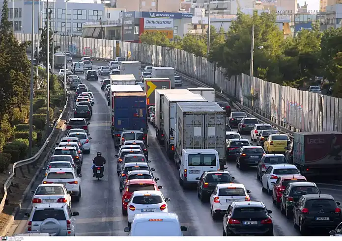 Φορτηγό έριξε κολόνα της ΔΕΗ στη Λ. Κηφισού – Κυκλοφοριακές ρυθμίσεις
