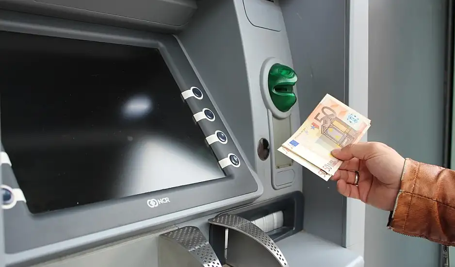 Τράπεζες: Τι αλλάζει στην ανάληψη μετρητών - Τα 10 νέα μέτρα