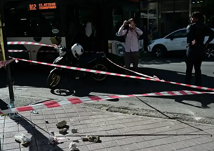 Μόνο να ξυπνήσει, να μιλήσει: Συγκινεί η μητέρα της 14χρονης που τραυματίστηκε από πτώση σοβά στους Αγίους Αναργύρους