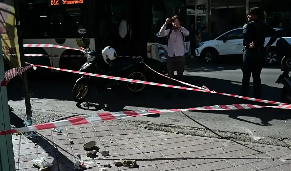 Μόνο να ξυπνήσει, να μιλήσει: Συγκινεί η μητέρα της 14χρονης που τραυματίστηκε από πτώση σοβά στους Αγίους Αναργύρους