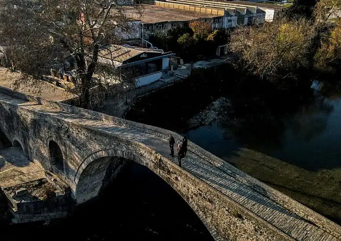 Άρτα: Πελάτης πήγε για ψώνια και βρήκε τον καταστηματάρχη νεκρό
