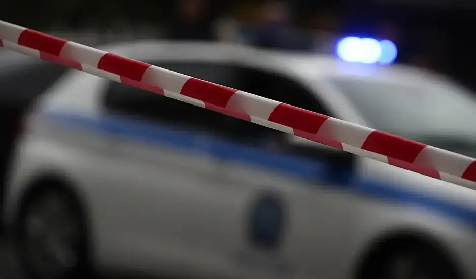 Κορωπί: 51χρονος εισέβαλε στο ΑΤ και τραυμάτισε αστυνομικούς με κατσαβίδι - Είχε επιτεθεί νωρίτερα σε επιβάτη λεωφορείου