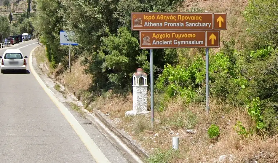 Τραυματισμός δύο τουριστών από πτώση βράχου στους Δελφούς - Κλειστός ο δρόμος προς Αράχωβα