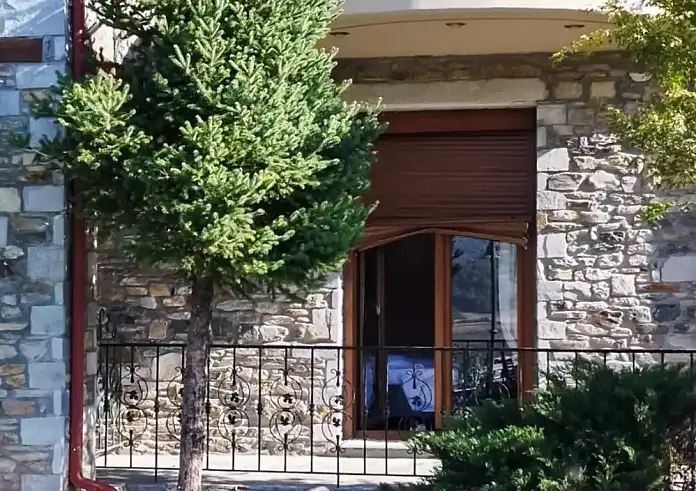 Φλώρινα: Συγκλονίζει μαρτυρία ενοίκου του ξενοδοχείου – «Λιποθύμησε η γυναίκα μου, δυσκολεύτηκα να καλέσω το 166»