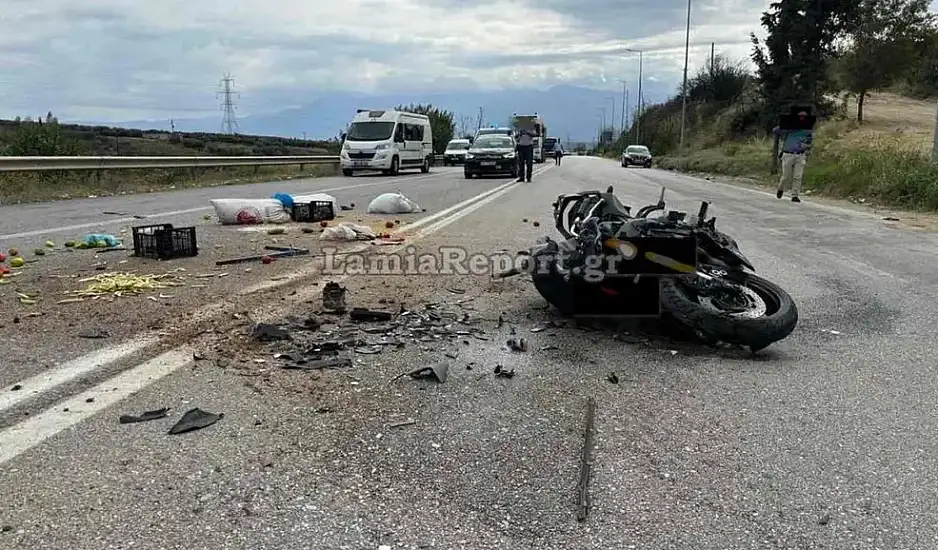 Σοκαριστικές εικόνες από τροχαίο στη Λαμία: Γιατρός στο νοσοκομείο και πατέρας 4 παιδιών το θύμα