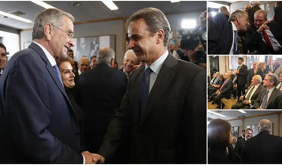 Χειραψία και τετ α τετ Μητσοτάκη με Καραμανλή-Σαμαρά αλλά τους χωρίζει ο διάδρομος