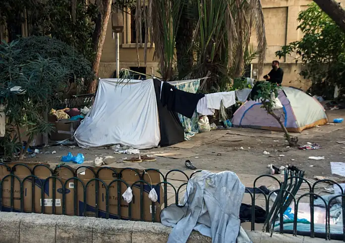 Ρόδος: Μετανάστες κοιμούνται σε αυτοσχέδιες σκηνές σε πάρκα - Δεν έχουν ούτε νερό και κουβέρτες