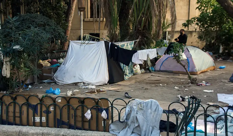 Ρόδος: Μετανάστες κοιμούνται σε αυτοσχέδιες σκηνές σε πάρκα - Δεν έχουν ούτε νερό και κουβέρτες
