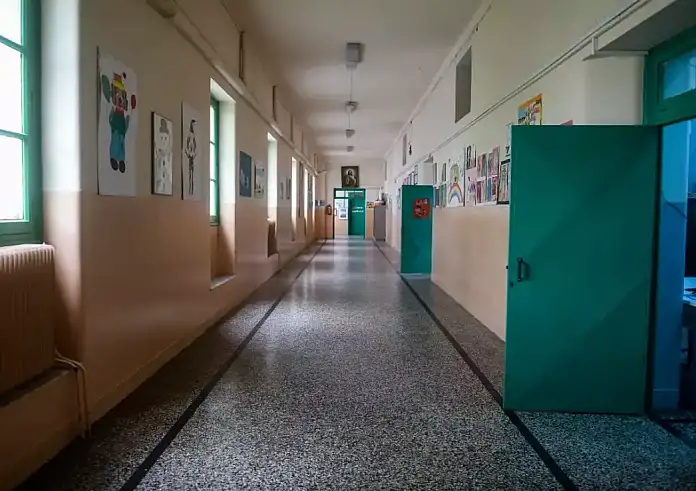 Θύελλα αντιδράσεων σε σχολείο του Λαυρίου: Καθηγητής θρησκευτικών μοιράζει φυλλάδια κατά της ομοφυλοφιλίας