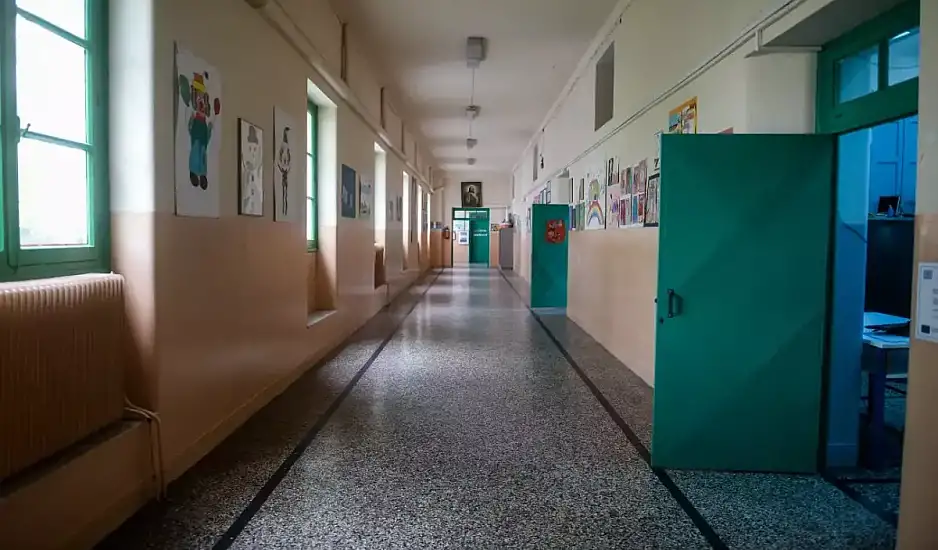 Θύελλα αντιδράσεων σε σχολείο του Λαυρίου: Καθηγητής θρησκευτικών μοιράζει φυλλάδια κατά της ομοφυλοφιλίας