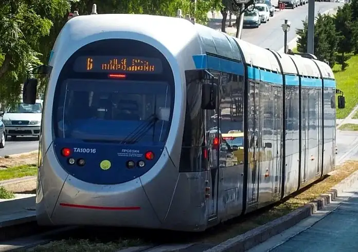 Γλυφάδα: Παρολίγον τραγωδία με 14χρονο που παρασύρθηκε από συρμό του τραμ σε τυφλό σημείο