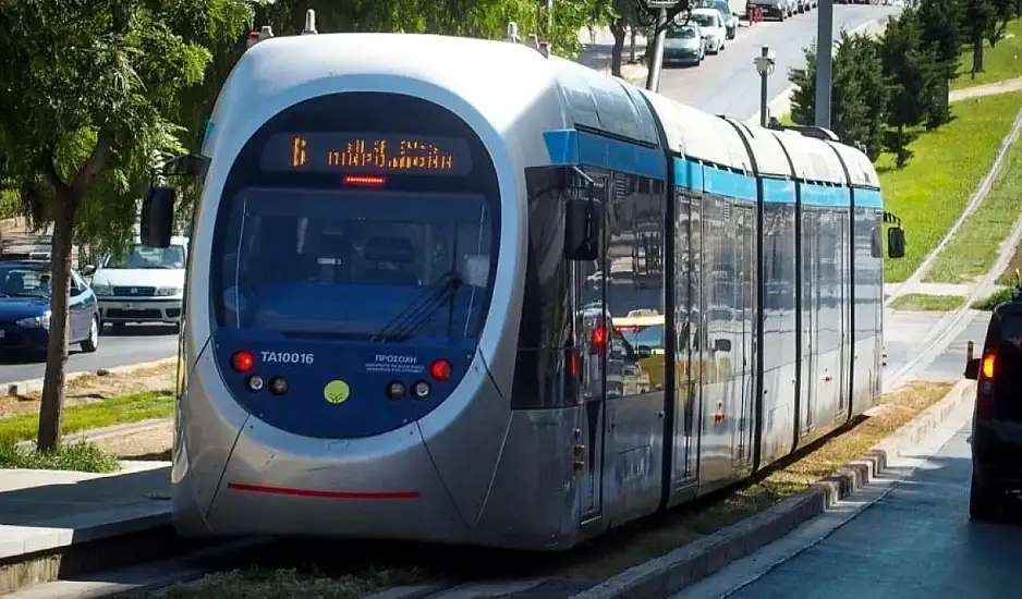 Γλυφάδα: Παρολίγον τραγωδία με 14χρονο που παρασύρθηκε από συρμό του τραμ σε τυφλό σημείο