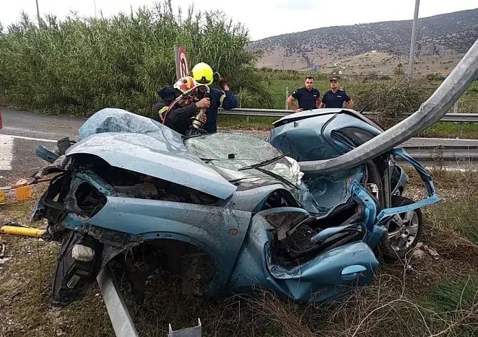 Τρίκαλα: Φρικτό τροχαίο με έναν νεκρό στην εθνική οδό – Αυτοκίνητο καρφώθηκε στα κιγκλιδώματα