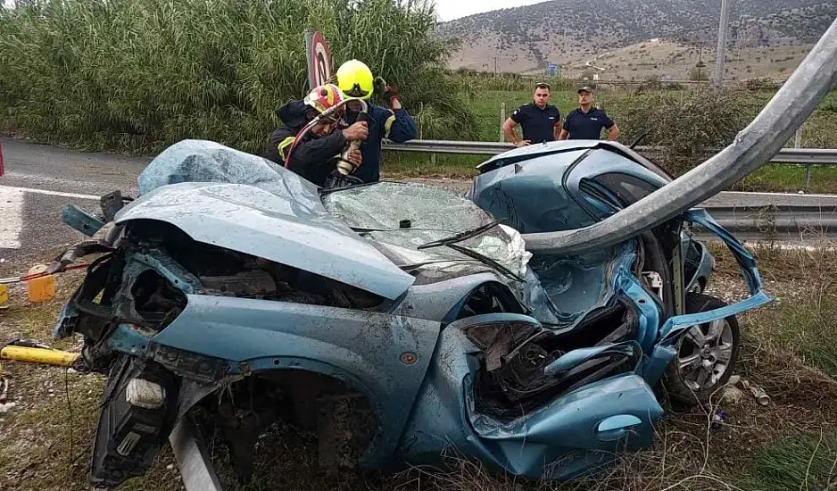 Τρίκαλα: Φρικτό τροχαίο με έναν νεκρό στην εθνική οδό – Αυτοκίνητο καρφώθηκε στα κιγκλιδώματα