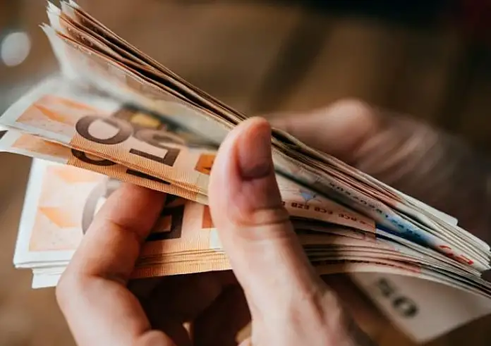Κατώτατος μισθός: Τι αλλάζει από το 2028 - Σταδιακή αύξηση στα 950 ευρώ μέχρι το 2027