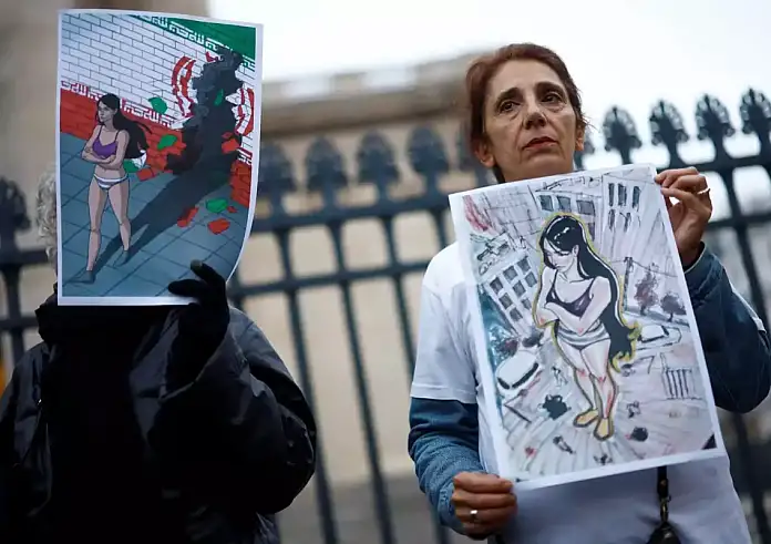 Ahoo Daryaei: Καζάνι που βράζει η Τεχεράνη για την τύχη της ιρανής φοιτήτριας – «Είμαστε σαν κάρβουνα κάτω από τις στάχτες»