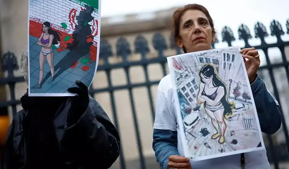 Ahoo Daryaei: Καζάνι που βράζει η Τεχεράνη για την τύχη της ιρανής φοιτήτριας – «Είμαστε σαν κάρβουνα κάτω από τις στάχτες»