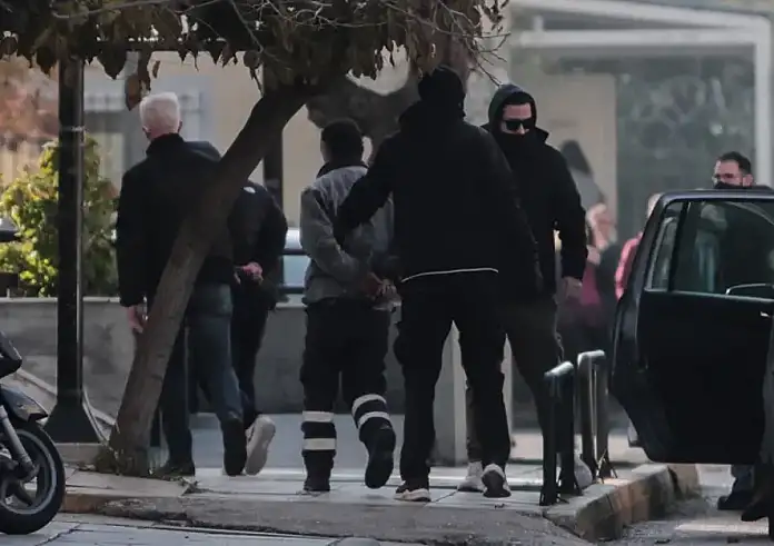 Βιασμός 12χρονης στον Κολωνό: Ένταση έξω από τα δικαστήρια – «Σκουπίδια, βιαστές», φώναζαν στους κατηγορούμενους