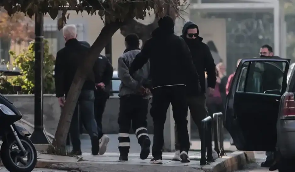 Βιασμός 12χρονης στον Κολωνό: Ένταση έξω από τα δικαστήρια – «Σκουπίδια, βιαστές», φώναζαν στους κατηγορούμενους