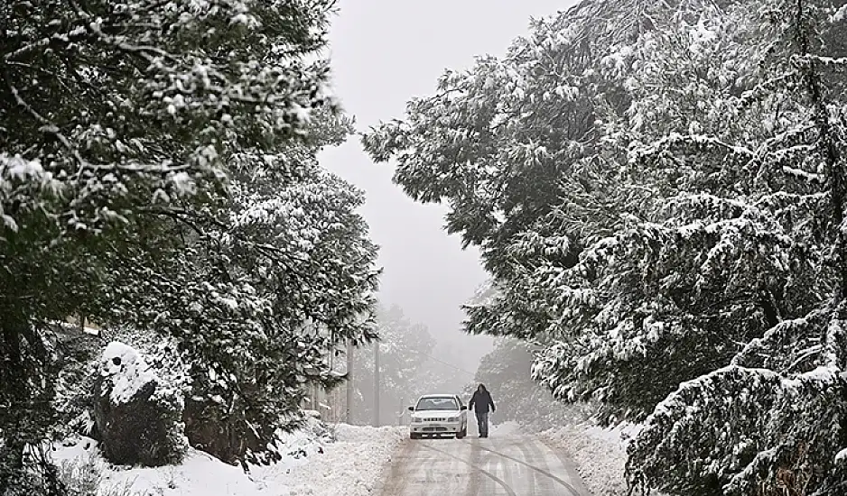 Χιόνια σε Πάρνηθα και Πεντέλη: Πού έχει διακοπεί η κυκλοφορία