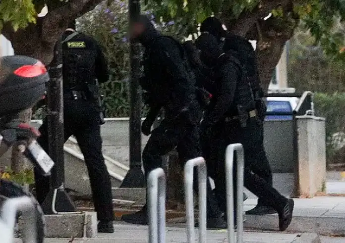 Τι έκανε, τι έκανε: Ο 31χρονος συλληφθείς βγήκε τρέχοντας μετά την έκρηξη στους Αμπελόκηπους