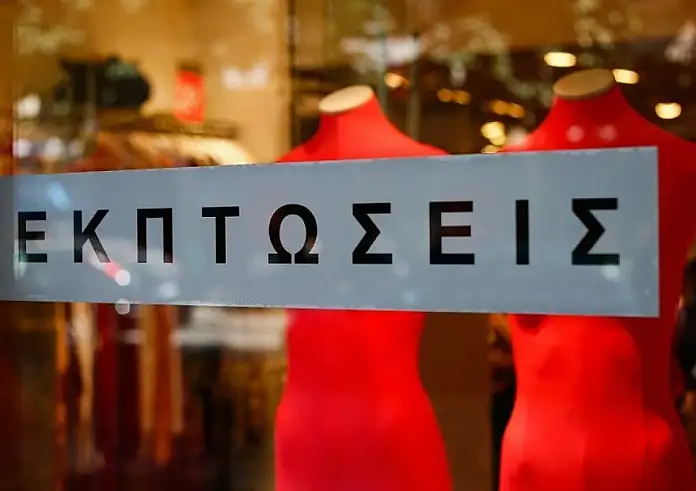 Θερινές εκπτώσεις: Μειωμένος τζίρος έως 20% – Οι Έλληνες «επένδυσαν» στις διακοπές αντί για αγορές