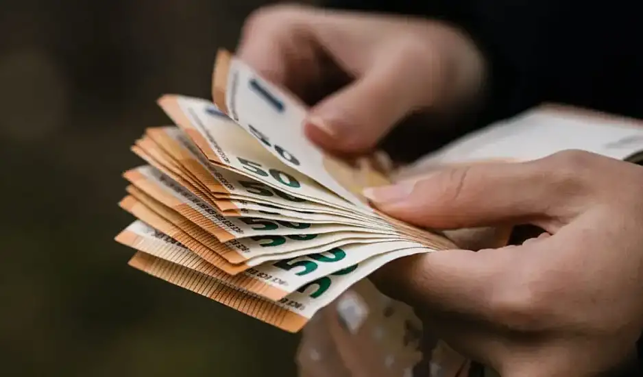 Επίδομα έως 1.000 ευρώ σε μητέρες – Πώς θα κάνετε αίτηση στον ΟΠΕΚΑ