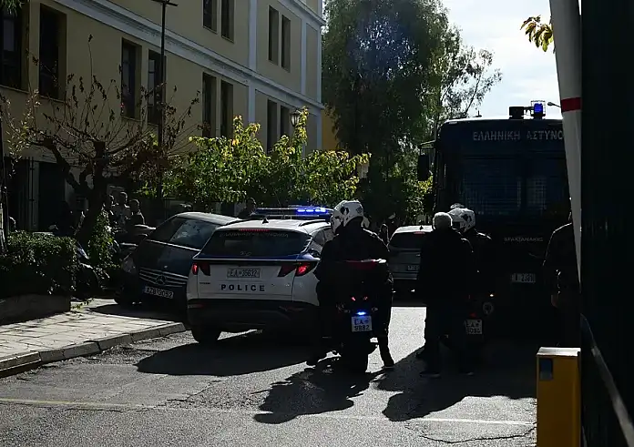 Κάτω από δρακόντεια μέτρα ασφαλείας στον ανακριτή ο «αόρατος» φιλόλογος για τη γιάφκα στο Παγκράτι