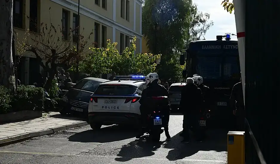 Κάτω από δρακόντεια μέτρα ασφαλείας στον ανακριτή ο «αόρατος» φιλόλογος για τη γιάφκα στο Παγκράτι