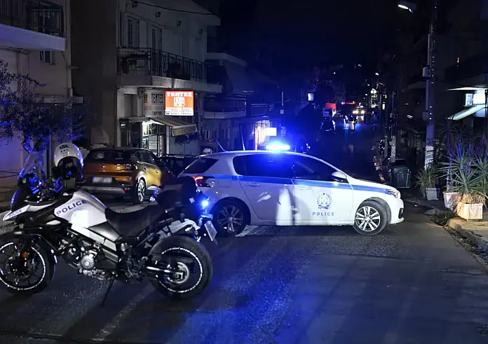 Ηλιούπολη: Μπήκε η αστυνομία στο σπίτι του μεθυσμένου άνδρα – Βρέθηκε μόνο η καραμπίνα που είχε απειλήσει την γυναίκα του