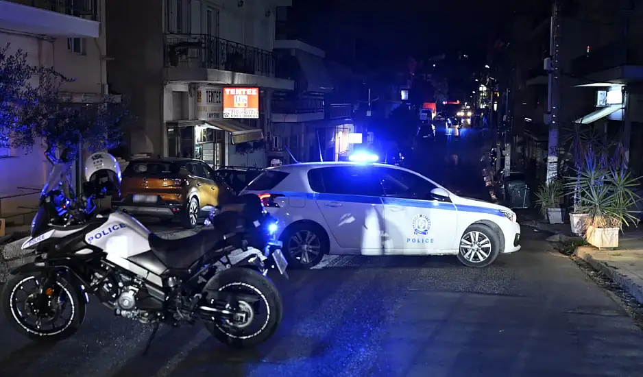 Ηλιούπολη: Μπήκε η αστυνομία στο σπίτι του μεθυσμένου άνδρα – Βρέθηκε μόνο η καραμπίνα που είχε απειλήσει την γυναίκα του