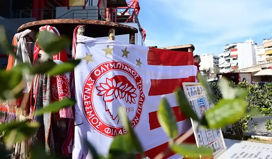 Ελλάδα – Αγγλία: Φίλαθλοι της Μπρίστολ Σίτι απέτισαν φόρο τιμής στα θύματα της Θύρας 7
