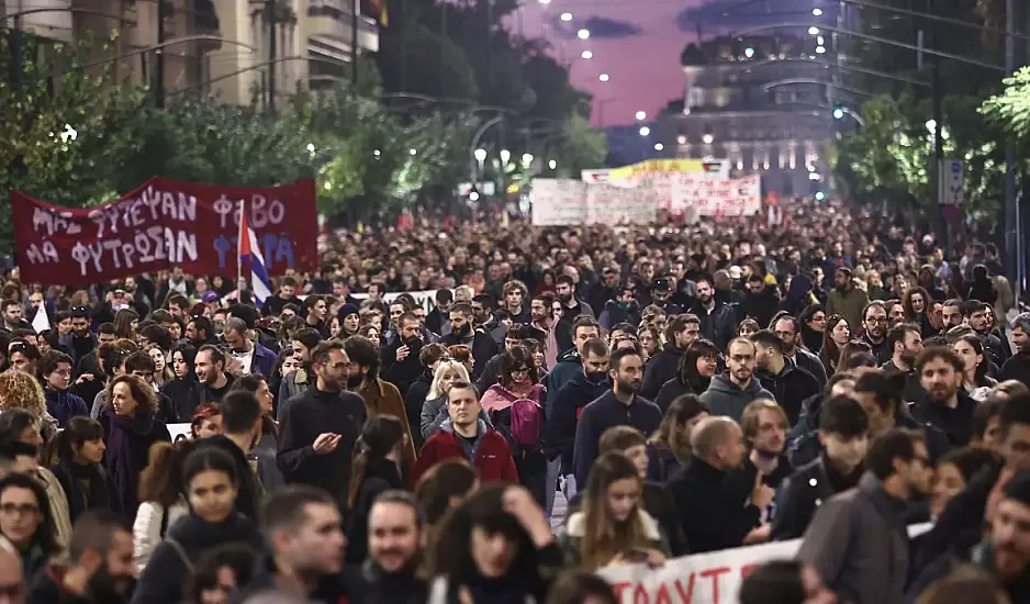 51η Επέτειος Πολυτεχνείου: Με οδηγό την αιματοβαμμένη σημαία χιλιάδες κόσμου τίμησαν την εξέγερση των φοιτητών
