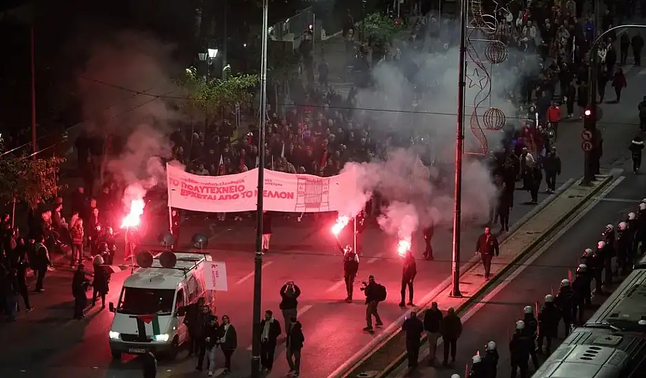 Τιμήθηκε μαζικά στην Αθήνα η επέτειος για την εξέγερση του Πολυτεχνείου – Επεισόδια στη Θεσσαλονίκη