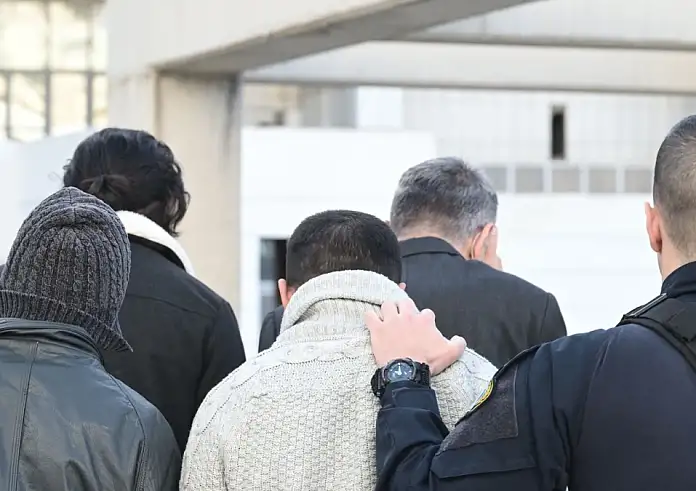 Κολωνός: Ποινές από 4 έως 12 χρόνια στους 11 ενόχους για τον βιασμό της 12χρονης – Τέσσερις στη φυλακή
