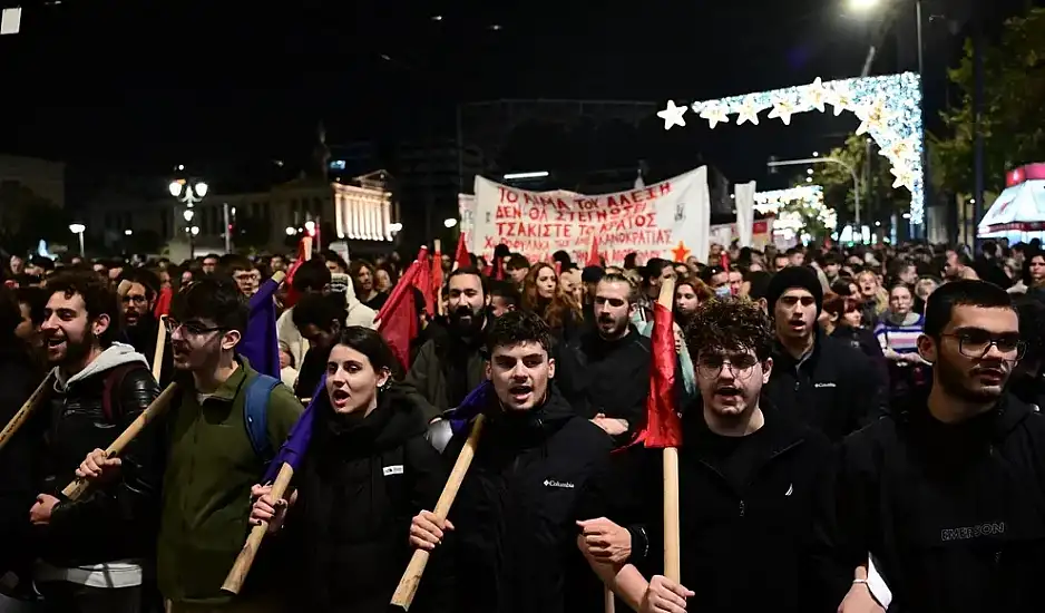 Πορεία στην Αθήνα για την επέτειο δολοφονίας του Γρηγορόπουλου – Ισχυρές δυνάμεις της ΕΛΑΣ, δεκάδες προσαγωγές