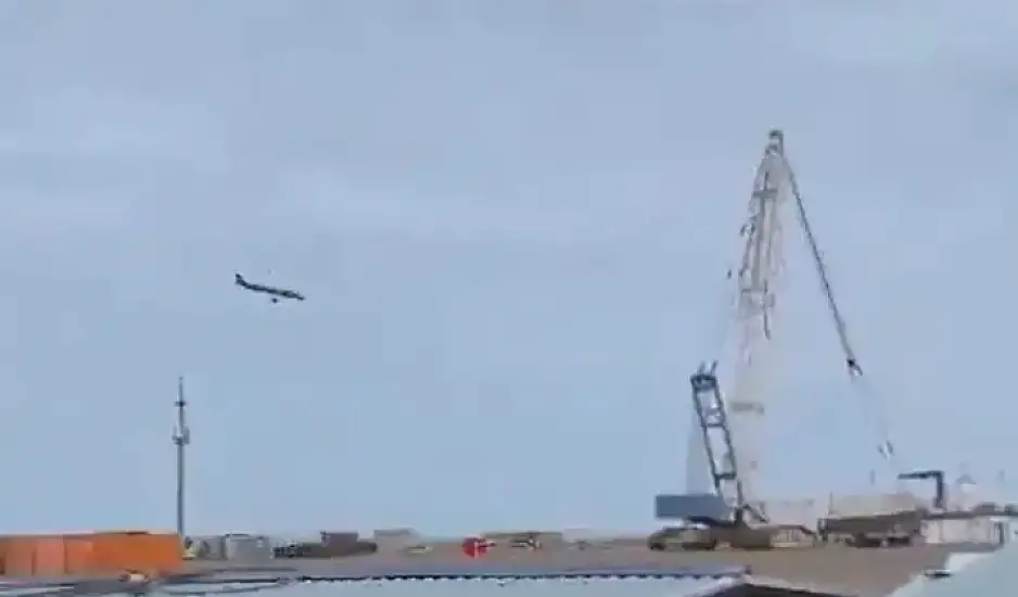 Αεροσκάφος με 72 επιβάτες συνετρίβη στο Καζακστάν. Δείτε βίντεο από τη στιγμή της πτώσης