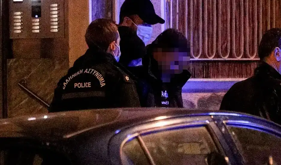 Σκότωσα τη γυναίκα μου με σφυρί, την έχω στο πατάρι. Με απατούσε με έναν φίλο μου