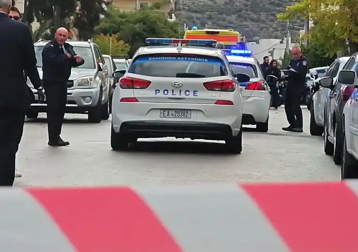 Μαφιόζικο χτύπημα στη Γλυφάδα με δύο νεκρούς και έναν τραυματία από πυροβολισμούς – Πάνω από 20 σφαίρες στο σημείο