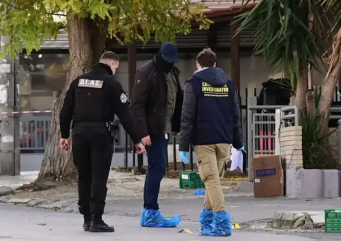 Γλυφάδα: Έστησαν καρτέρι δίπλα σε μαγαζιά και παιδικό σταθμό. Δύο νεκροί και 1 τραυματίας