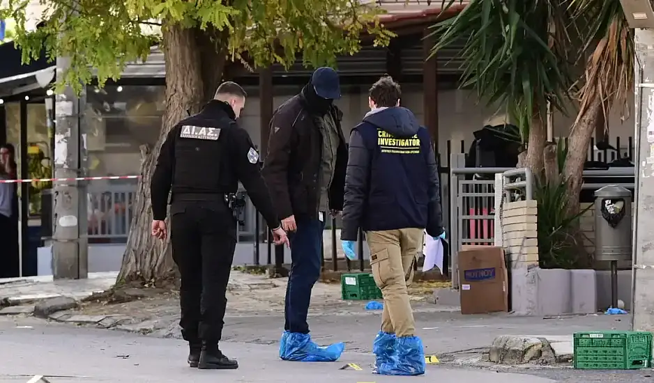 Γλυφάδα: Έστησαν καρτέρι δίπλα σε μαγαζιά και παιδικό σταθμό. Δύο νεκροί και 1 τραυματίας