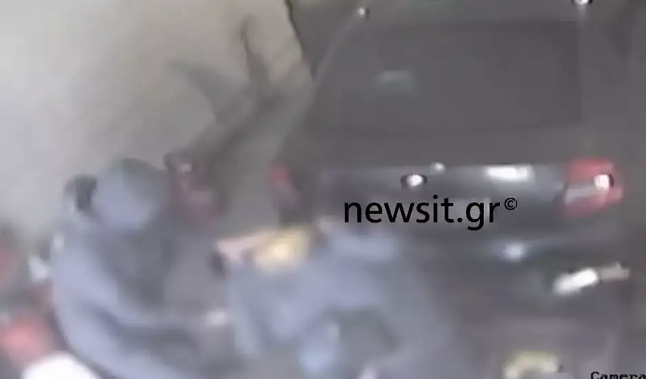 Θεσσαλονίκη: Άγρια επίθεση σε υπάλληλο βενζινάδικου που φορούσε ζακέτα του Άρη – Βίντεο ντοκουμέντο