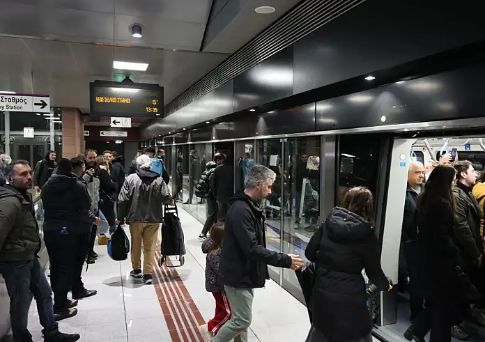 Μετρό Θεσσαλονίκης: Συνεχίζεται το μπάχαλο – Ακινητοποιήθηκε συρμός, κατέβασαν τους επιβάτες