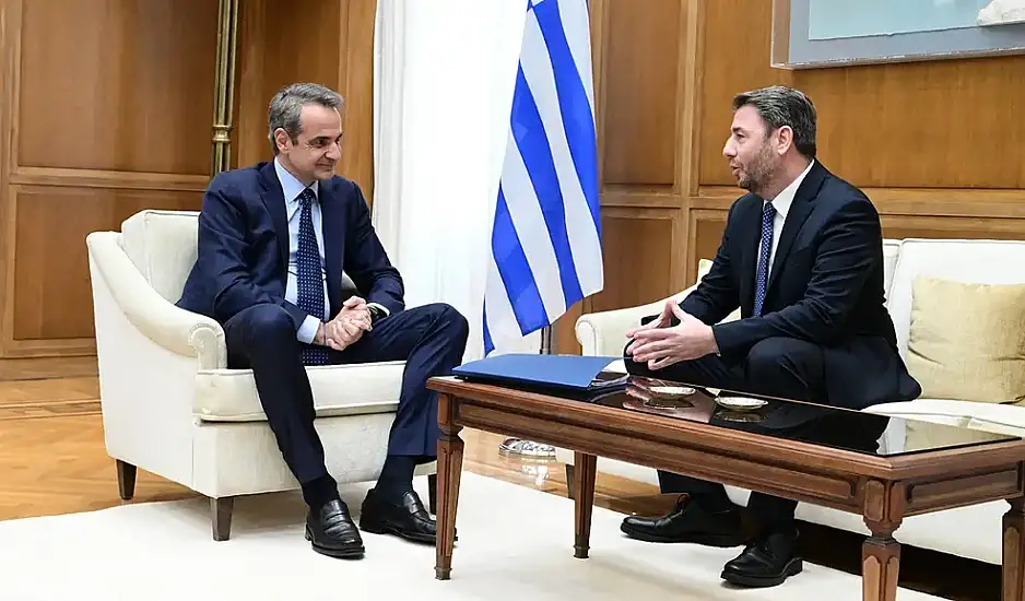 Θέλω να έχουμε ανοιχτό δίαυλο επικοινωνίας, είπε ο Μητσοτάκης στον Ανδρουλάκη – Ο διάλογος για τα Γλυπτά του Παρθενώνα και τα ντολμαδάκια